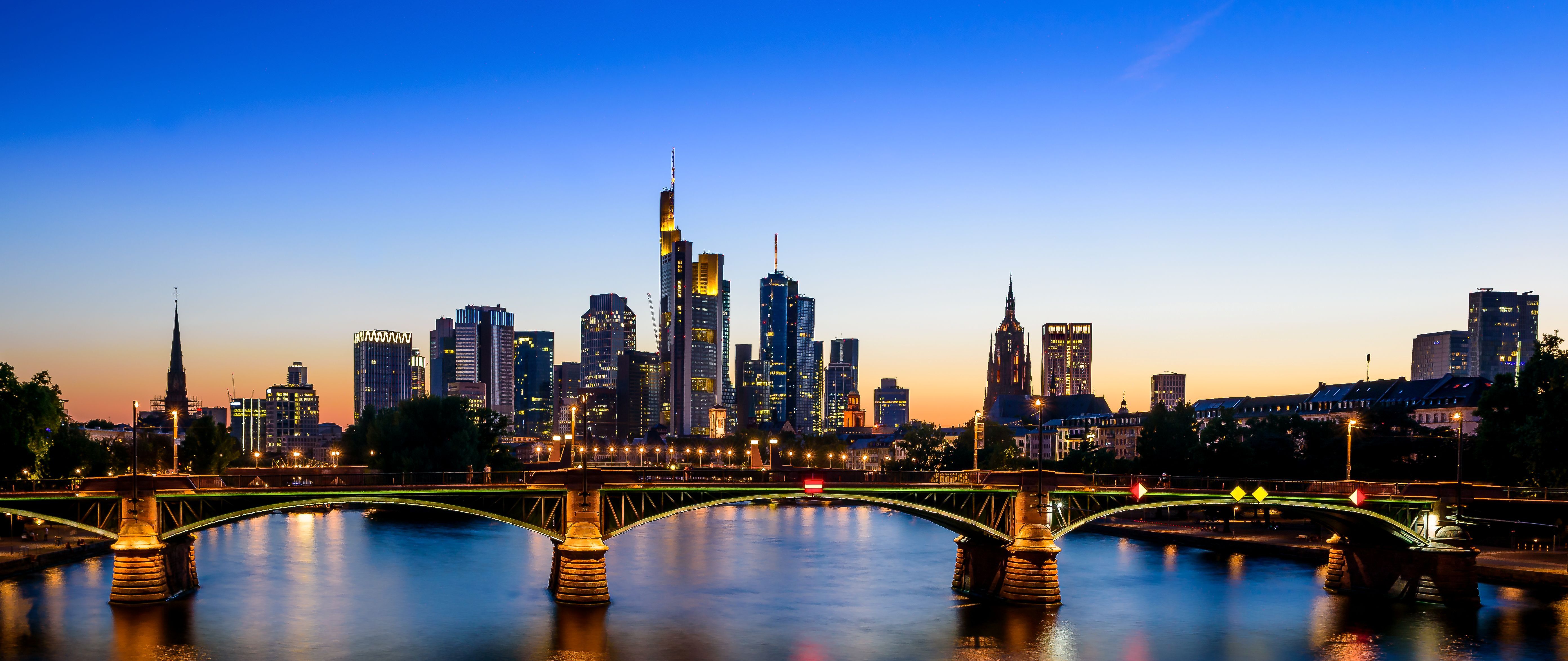Brücken über den Main mit Frankfurter Skyline im Hintergrund bei Nacht