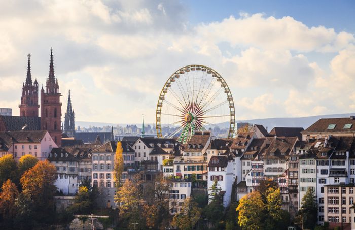 Basel Stadtsilhouette mit Riesenrad