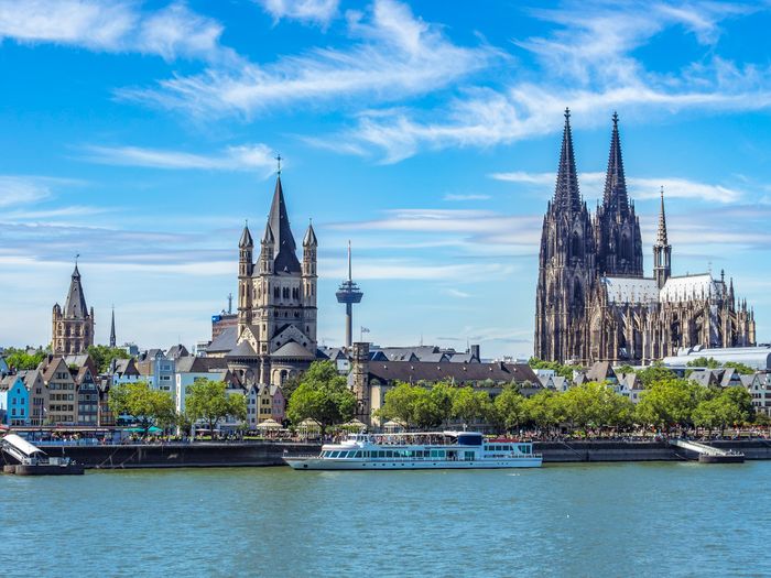 Blick auf den Rhein in Köln mit dem Kölner Dom und Groß St. Martin im Hintergrund