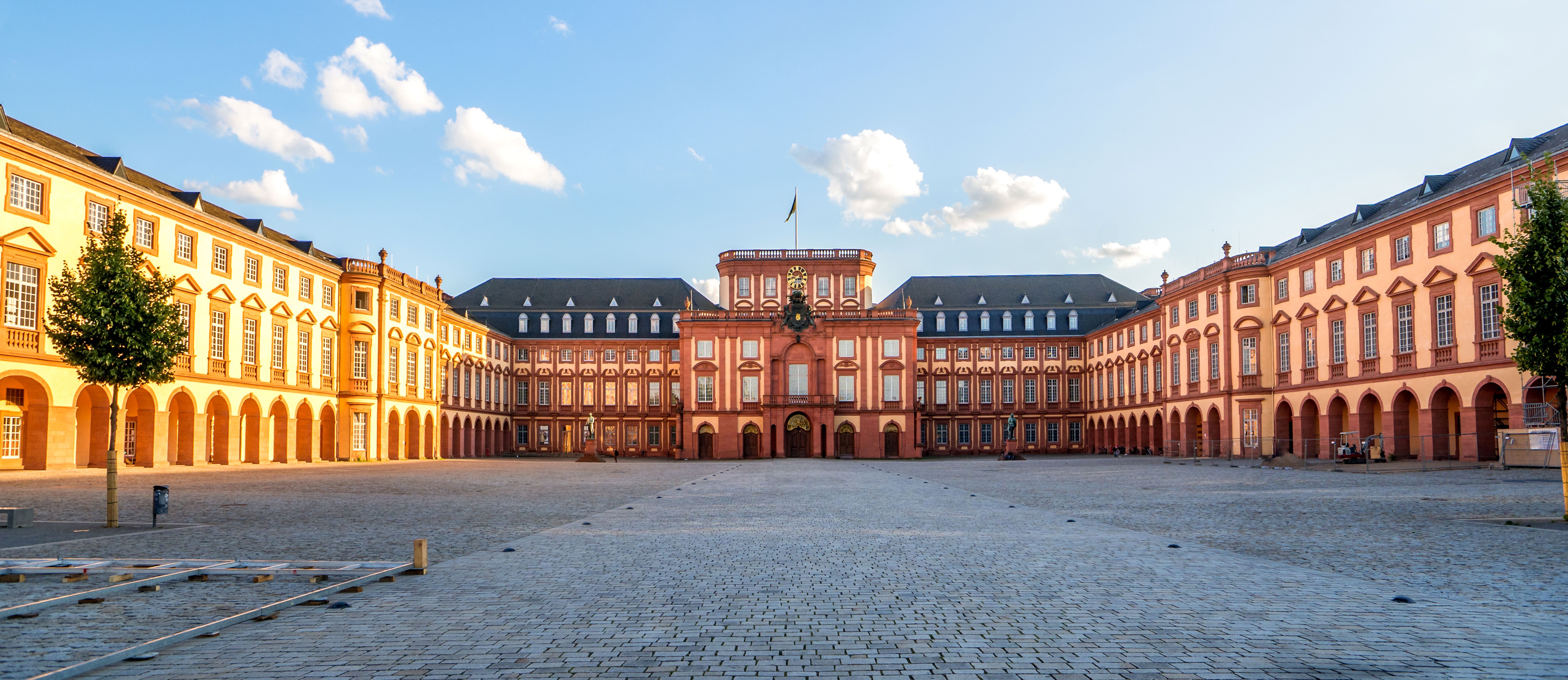 Ansicht des Barockschloss in Mannheim von vorne bei blauem Himmel