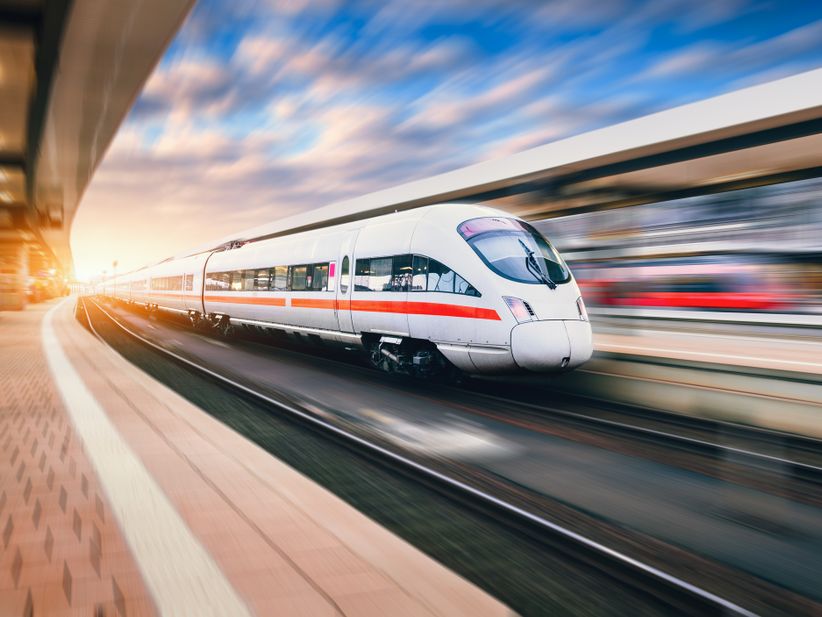 ICE fährt durch den Bahnhof