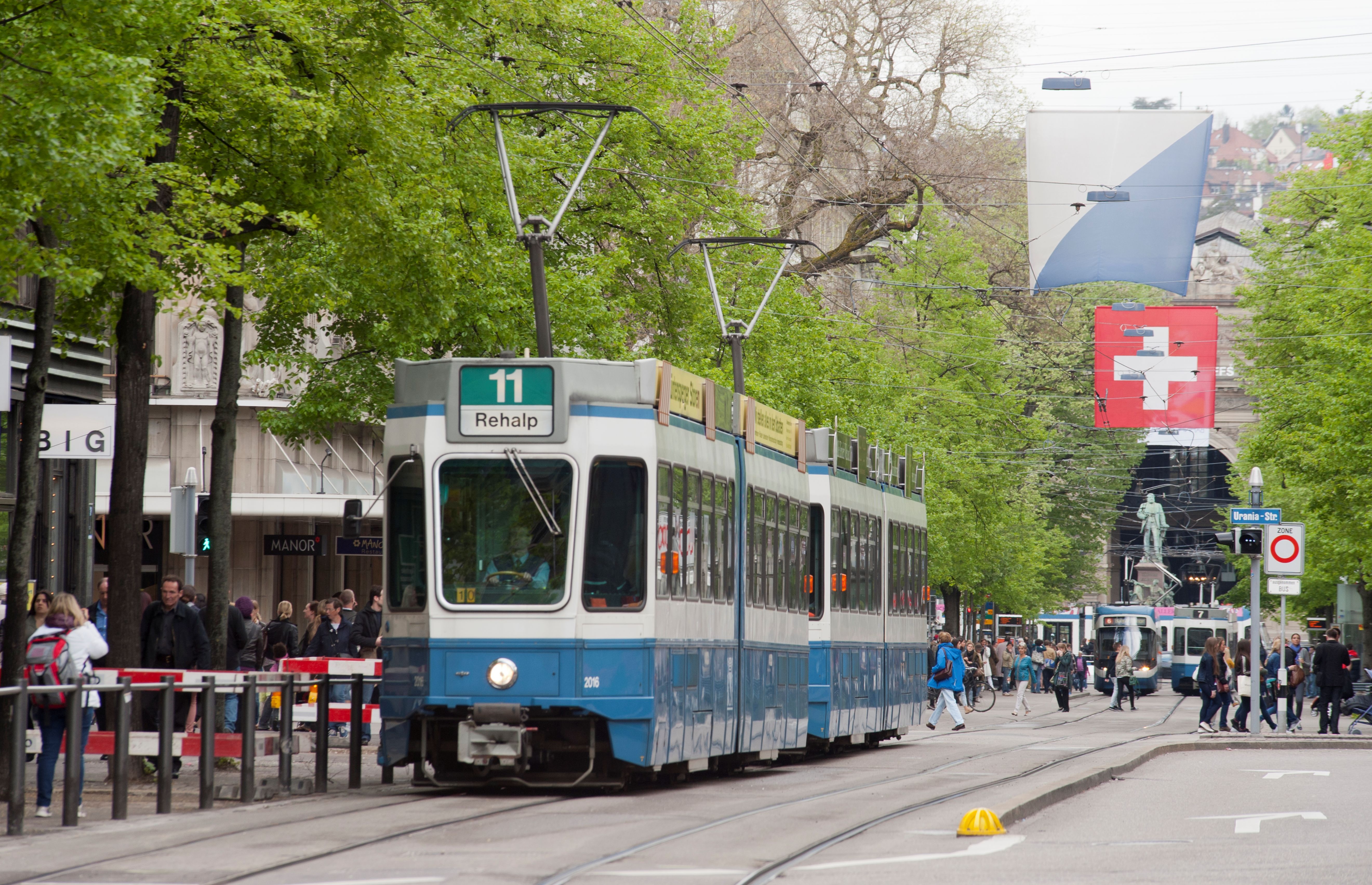 Straßenbahn auf der Bahnhofstraße in Zürich mit Bahnhof im Hintergrund
