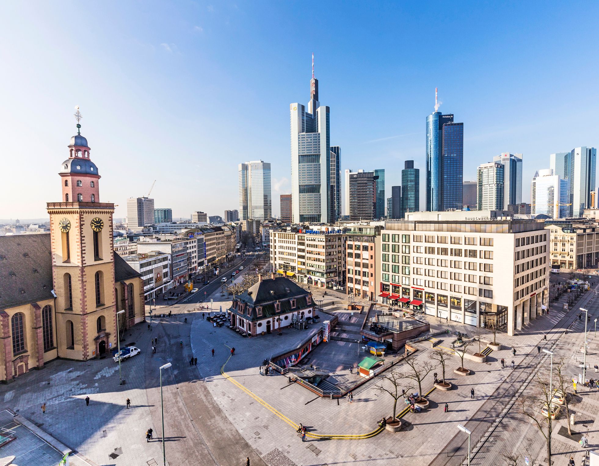 Hauptwache Plaza und moderne Hochhäuser in Frankfurt am Main