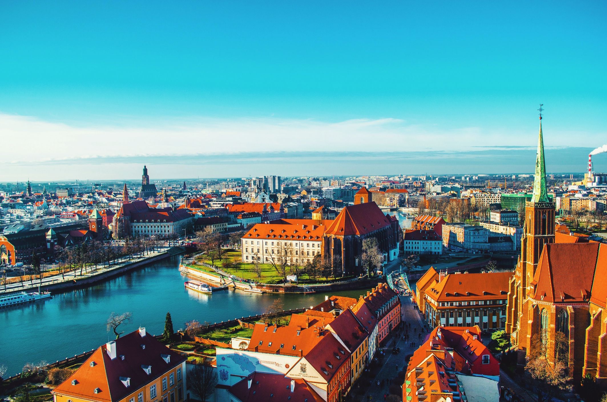 Panoramabild von Breslau mit Fokusblick auf die Dominsel und die Spree