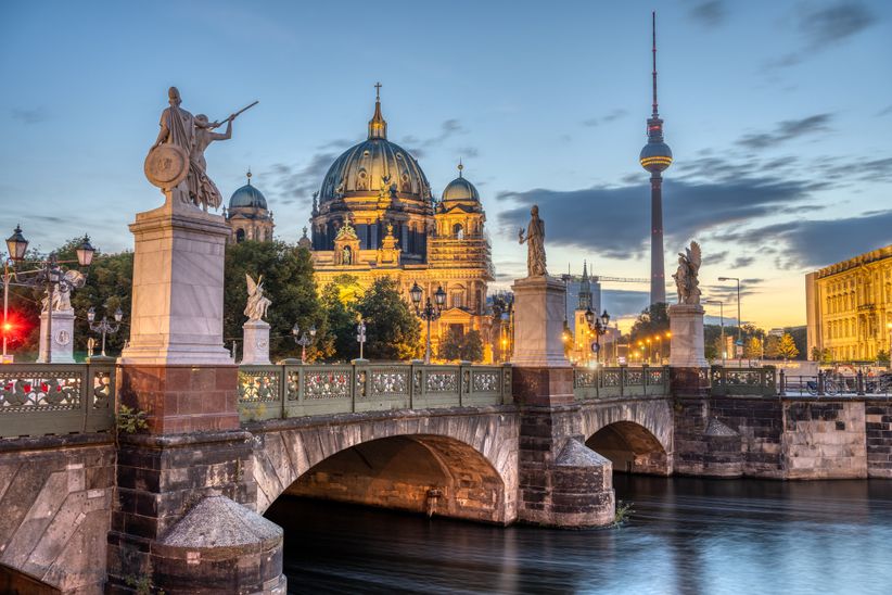 Brücke über die Spree mit dem Berliner Dom und Berliner Fernsehturm im Hintergrund