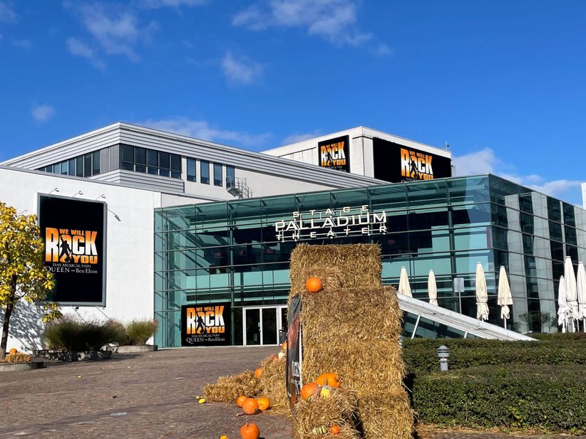 Stage Palladium Theater Stuttgart mit Musicalplakat We Will Rock You