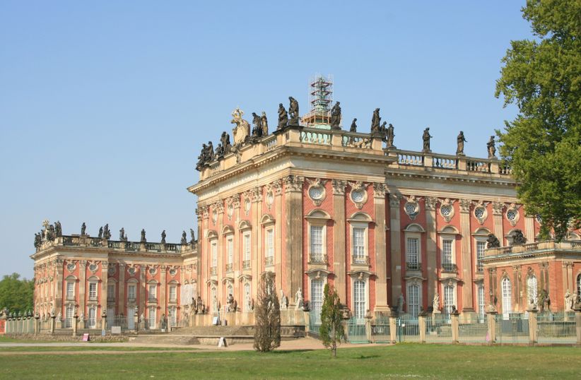 Neues Palais im Park Sanssouci in Potsdam bei blauem Himmel