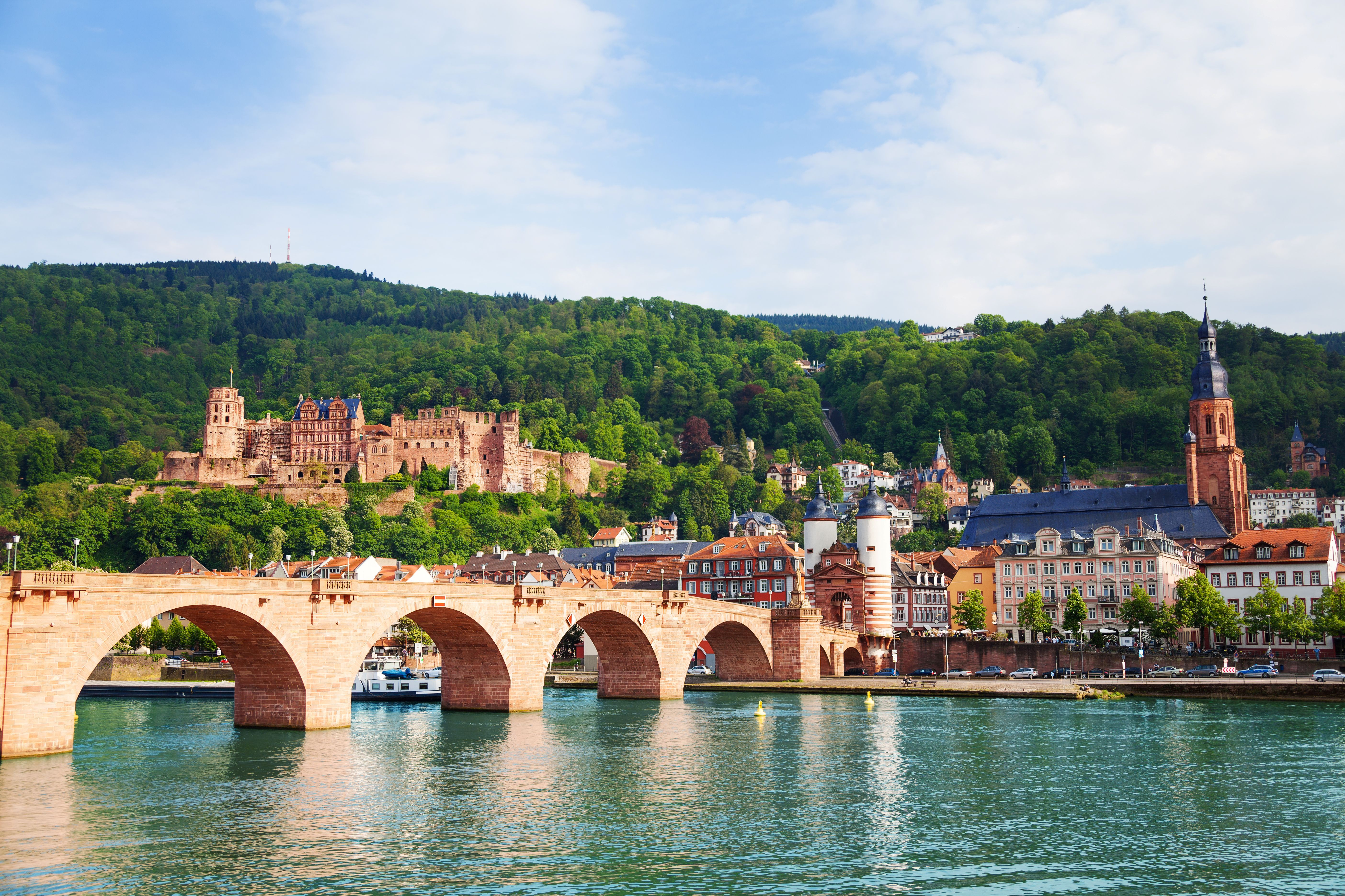 Blick auf die Alte Brücke über den Neckar in Heidelberg