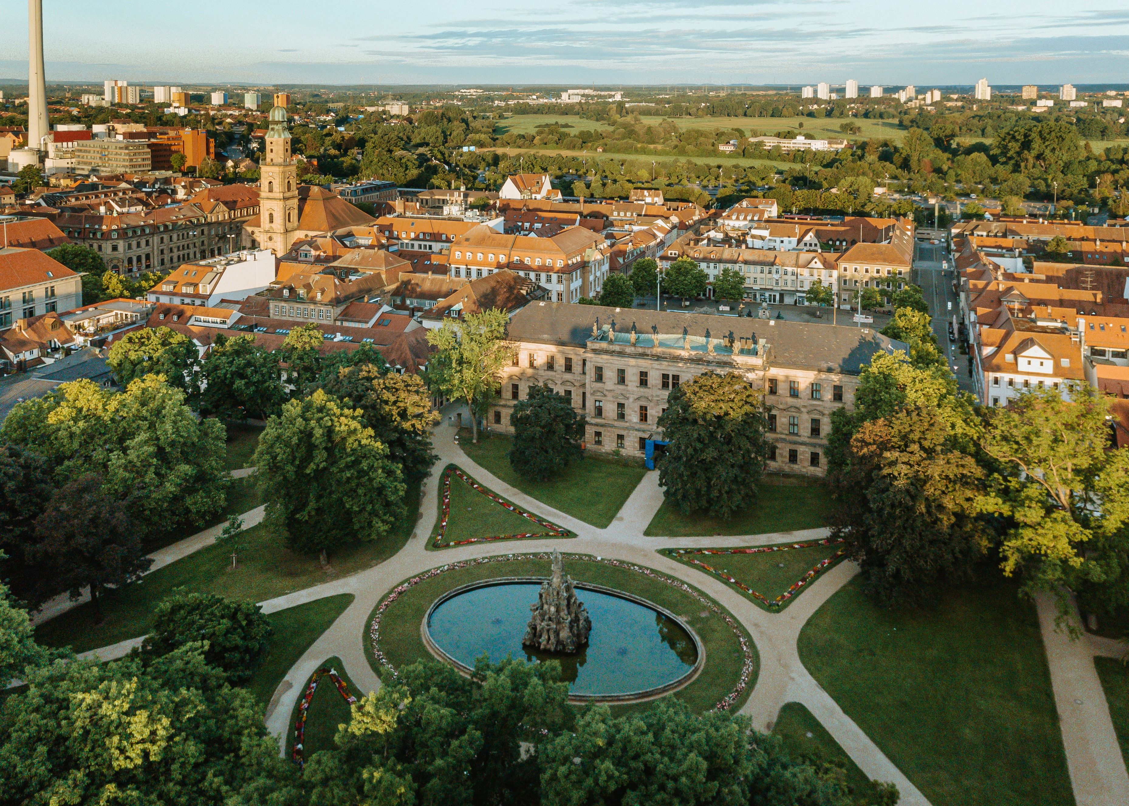 Drohnenaufnahme von Orangerie und Markgrafenschloss in Erlangen