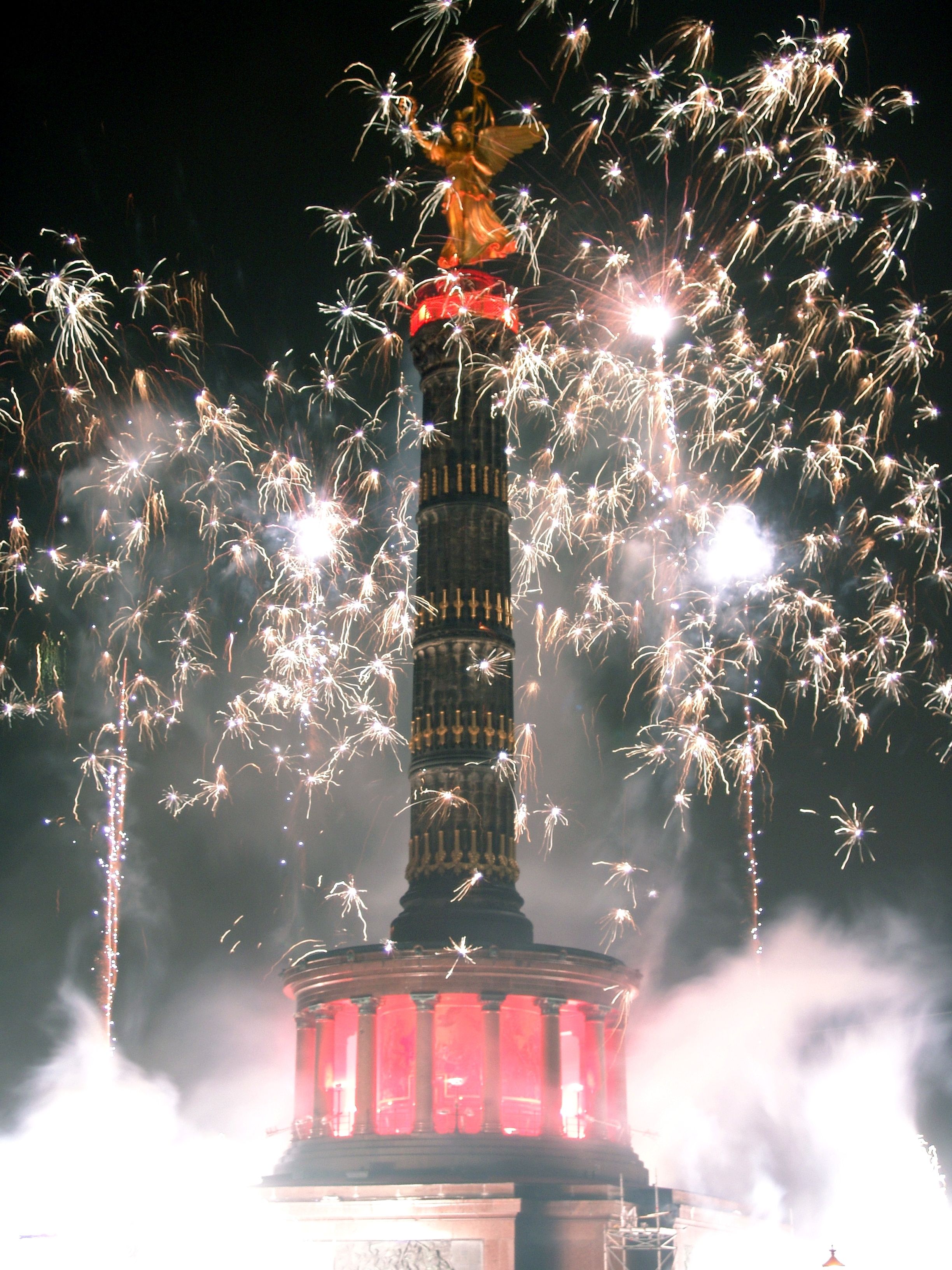 Feuerwerk an der Siegessäule zu Silvester in Berlin