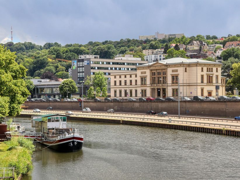 Boot auf der Saar und Blick auf Gebäude von Saarbrücken