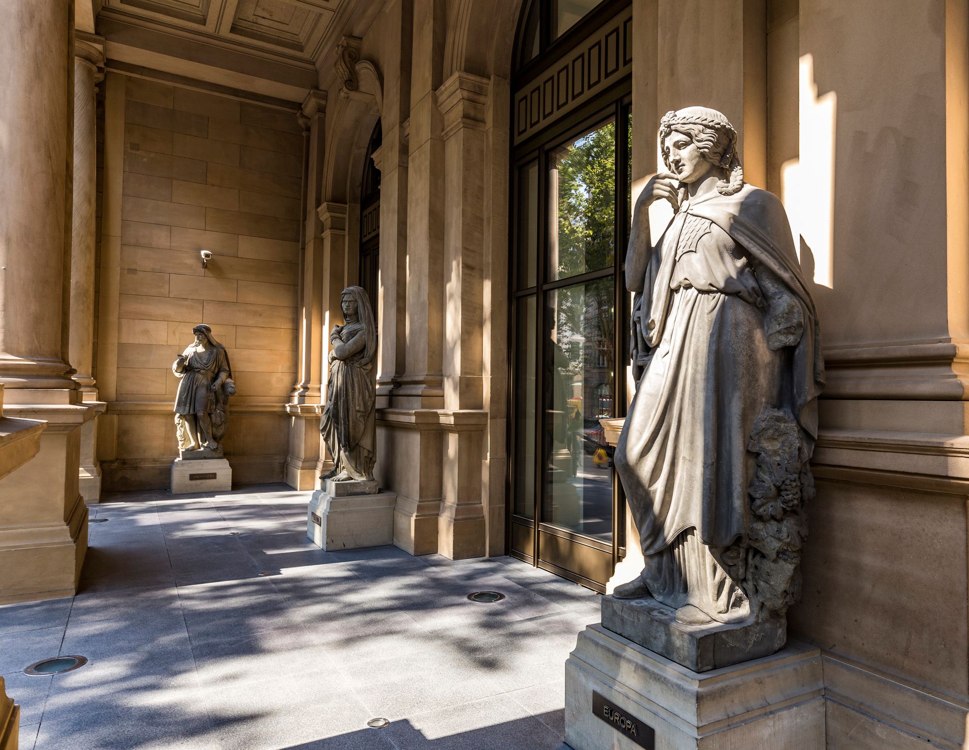 steinerne Statuen im Eingangsbereich der Frankfurter Börse