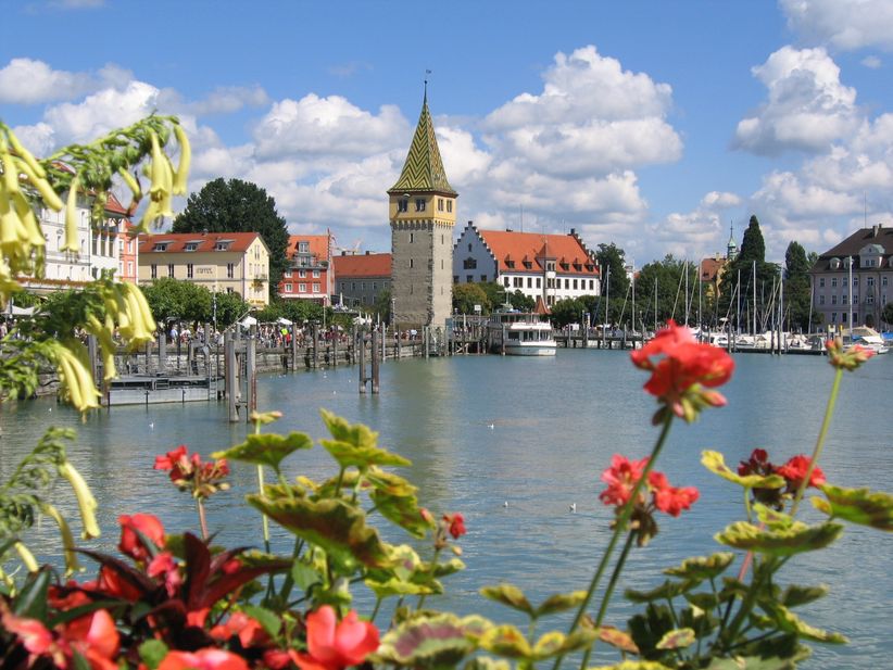 Lindauer Hafen am Bodensee mit Mangturm im Zentrum