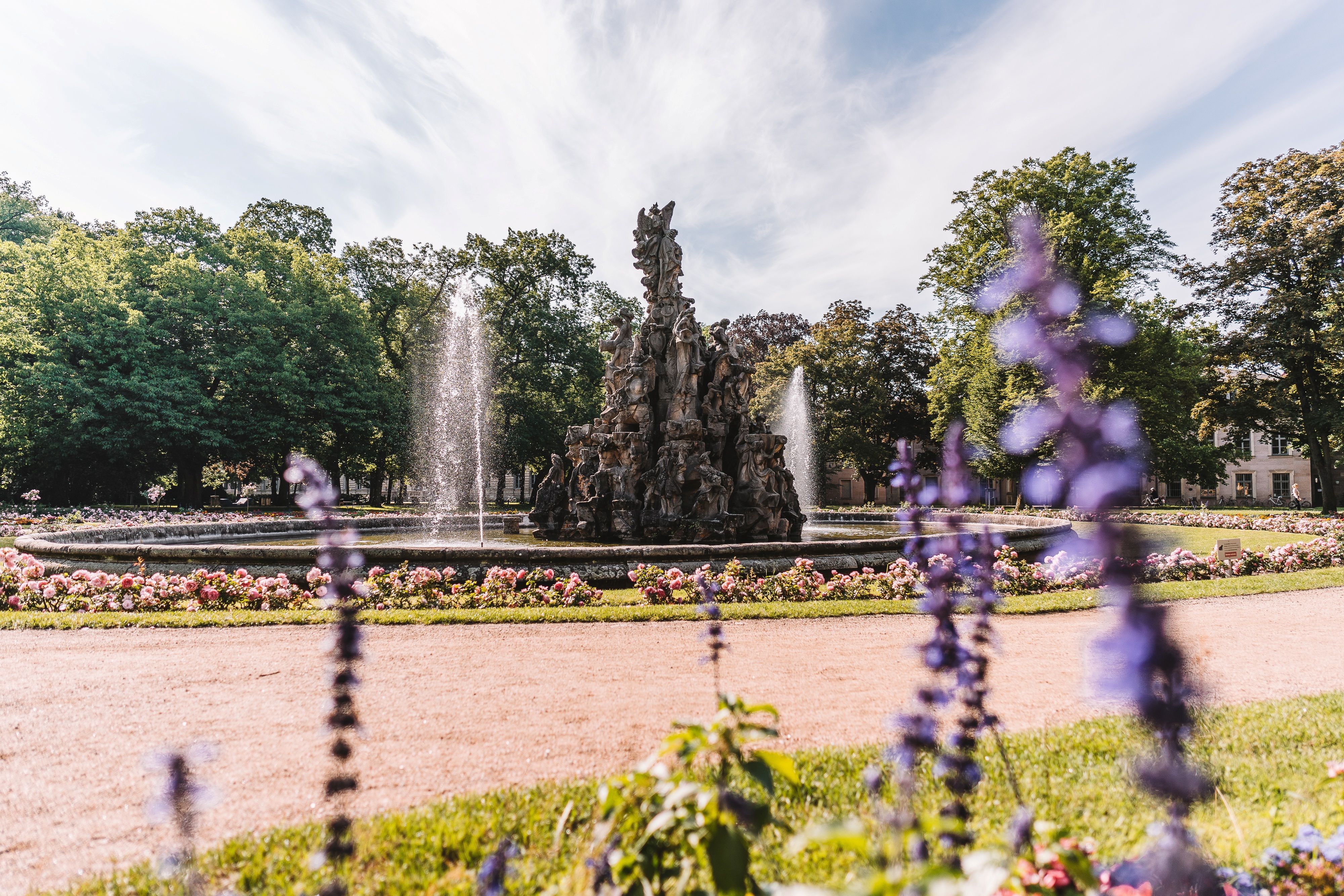Hugenottenbrunnen im bepflanzten Schlossgarten Erlangen