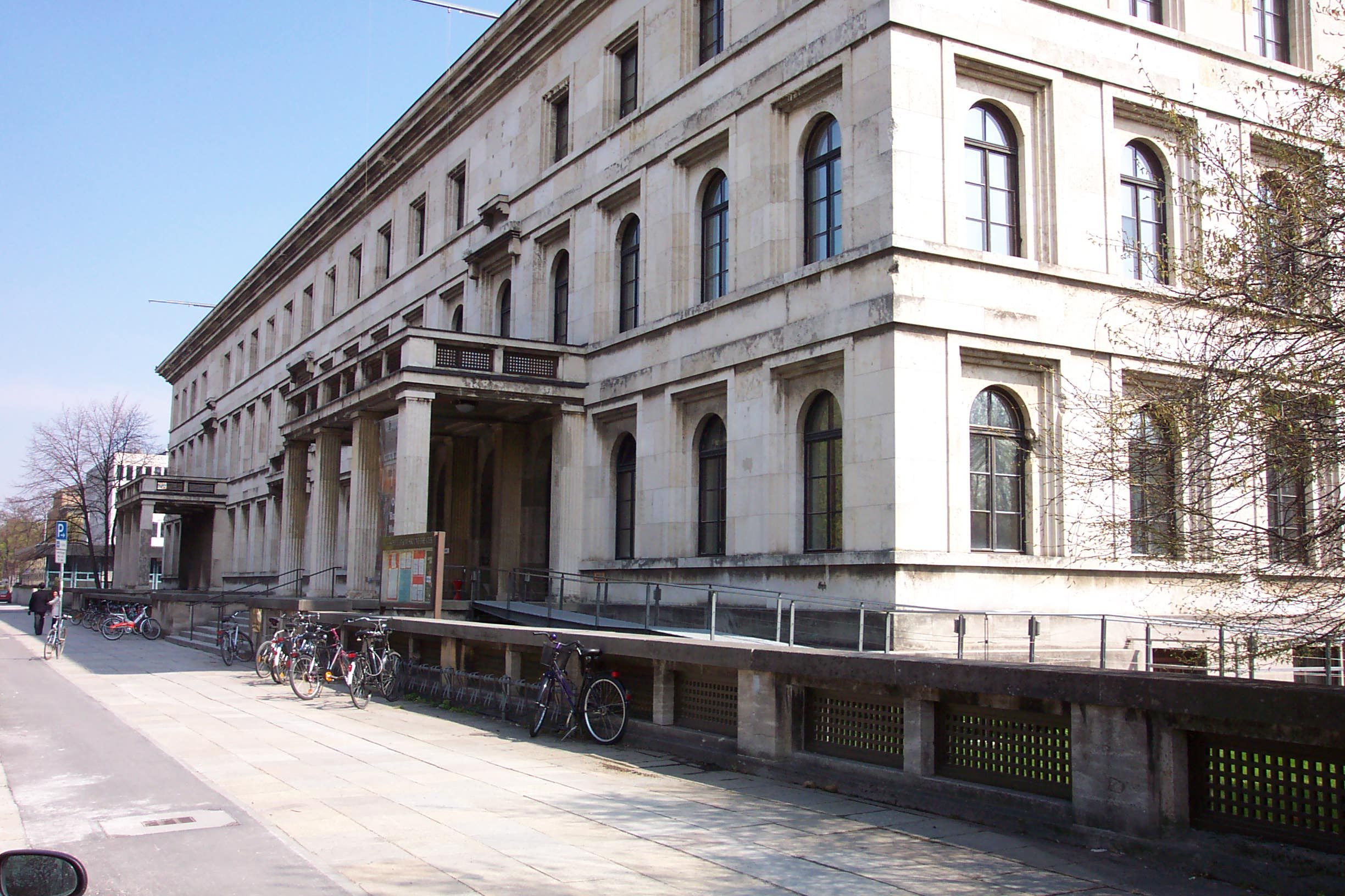 Fassade der Hochschule für Musik und Theater (ehem. Führerbau), Arcisstraße 12, München.