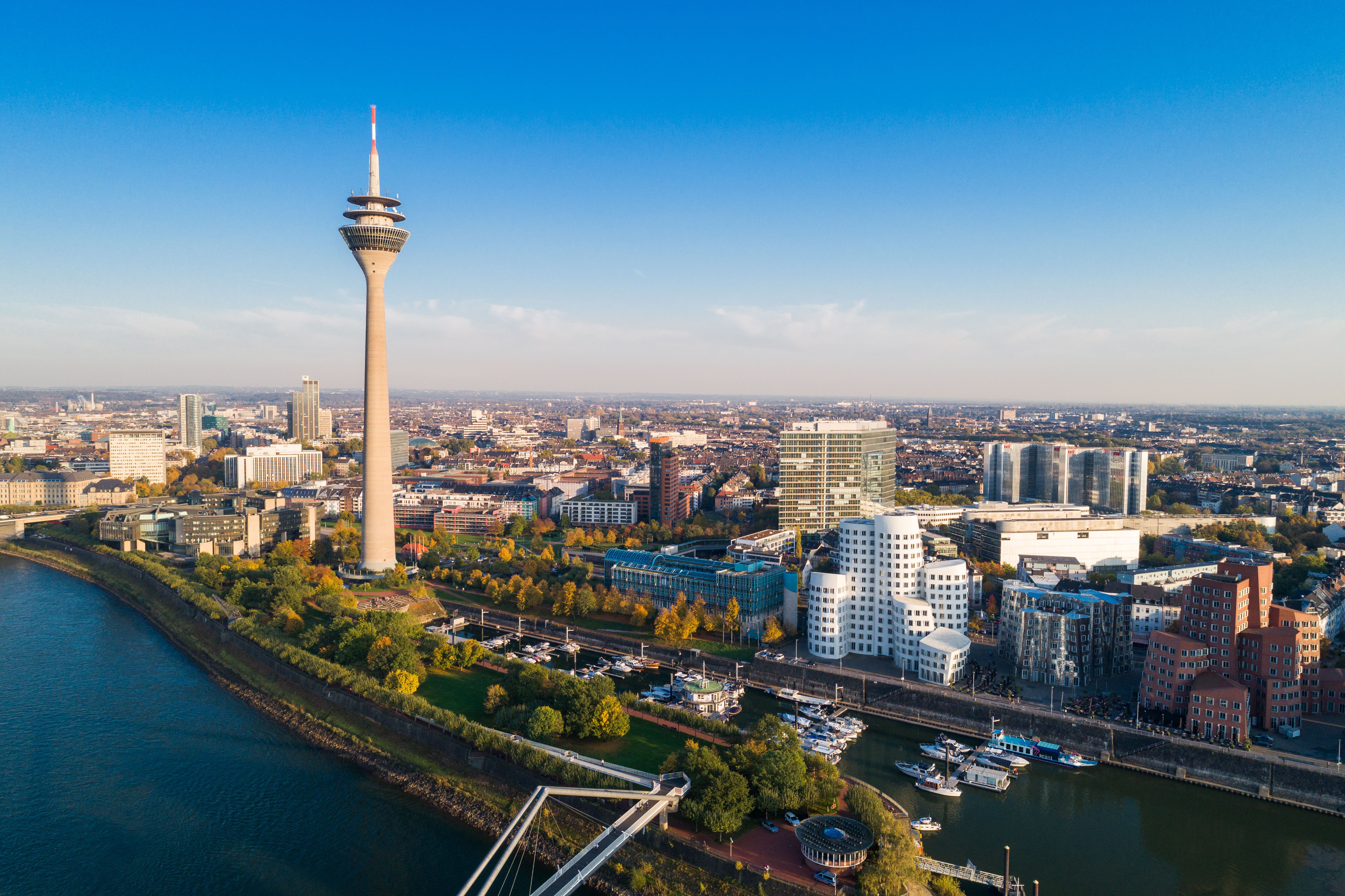 Düsseldorf Rheinturm im Sommer mit Panoramasicht auf die Stadt
