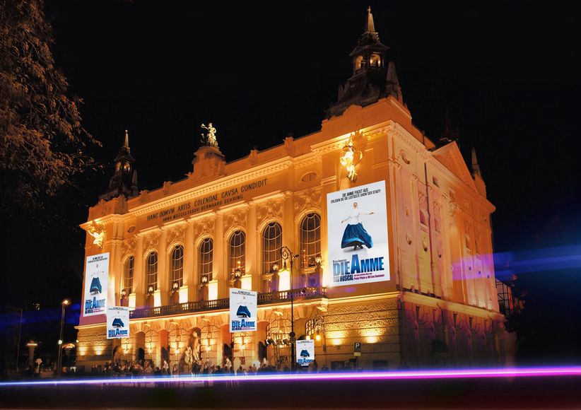 Theater des Westens mit Plakaten des Musicals Die Amme an der Fassade