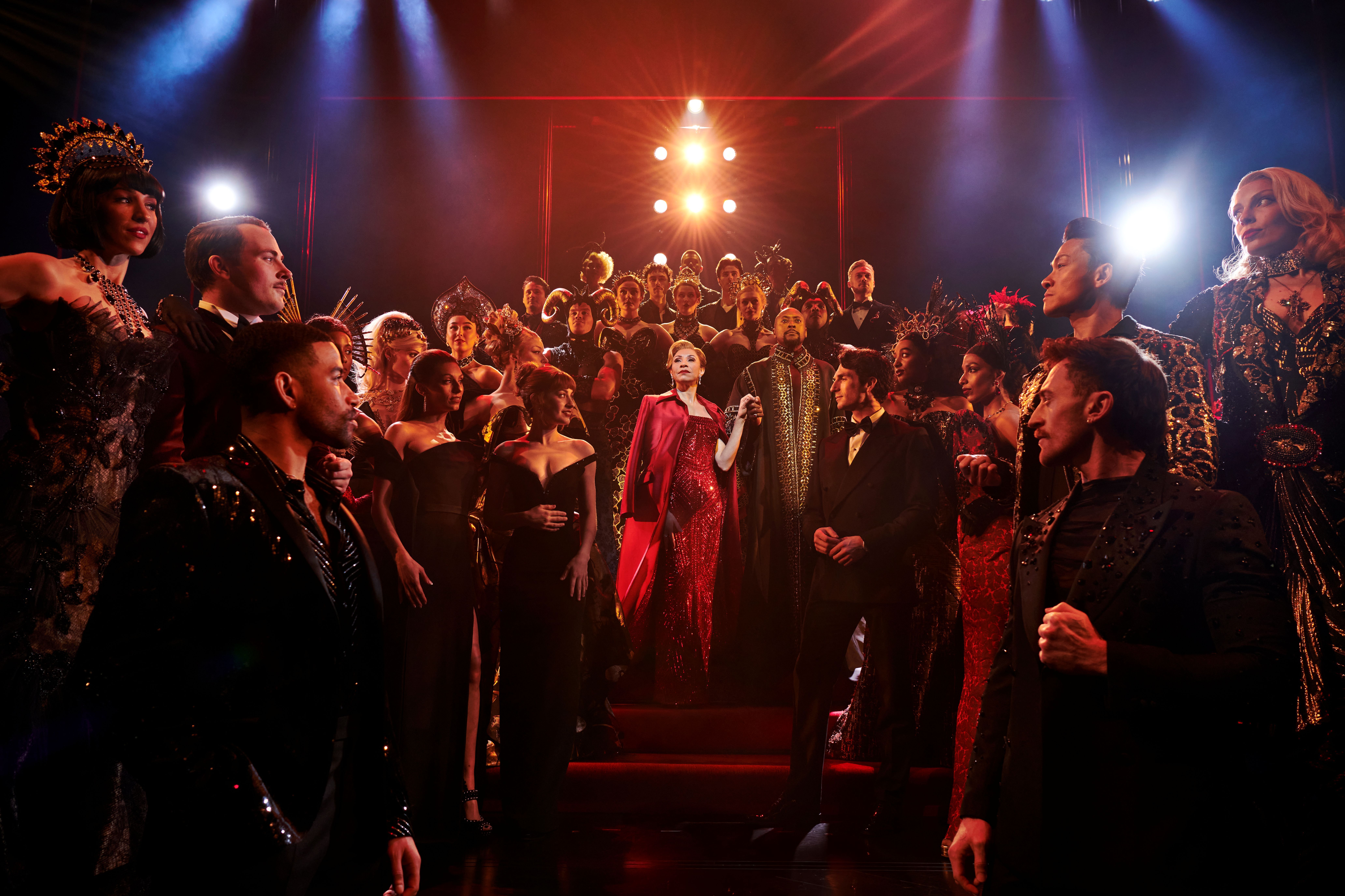 Miranda in einer Menschenmenge - Szenebild aus "Der Teufel trägt Prada - das Musical"