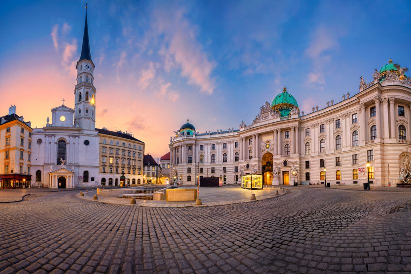 Eingang der Hofburg in Wien während des Sonnenuntergangs