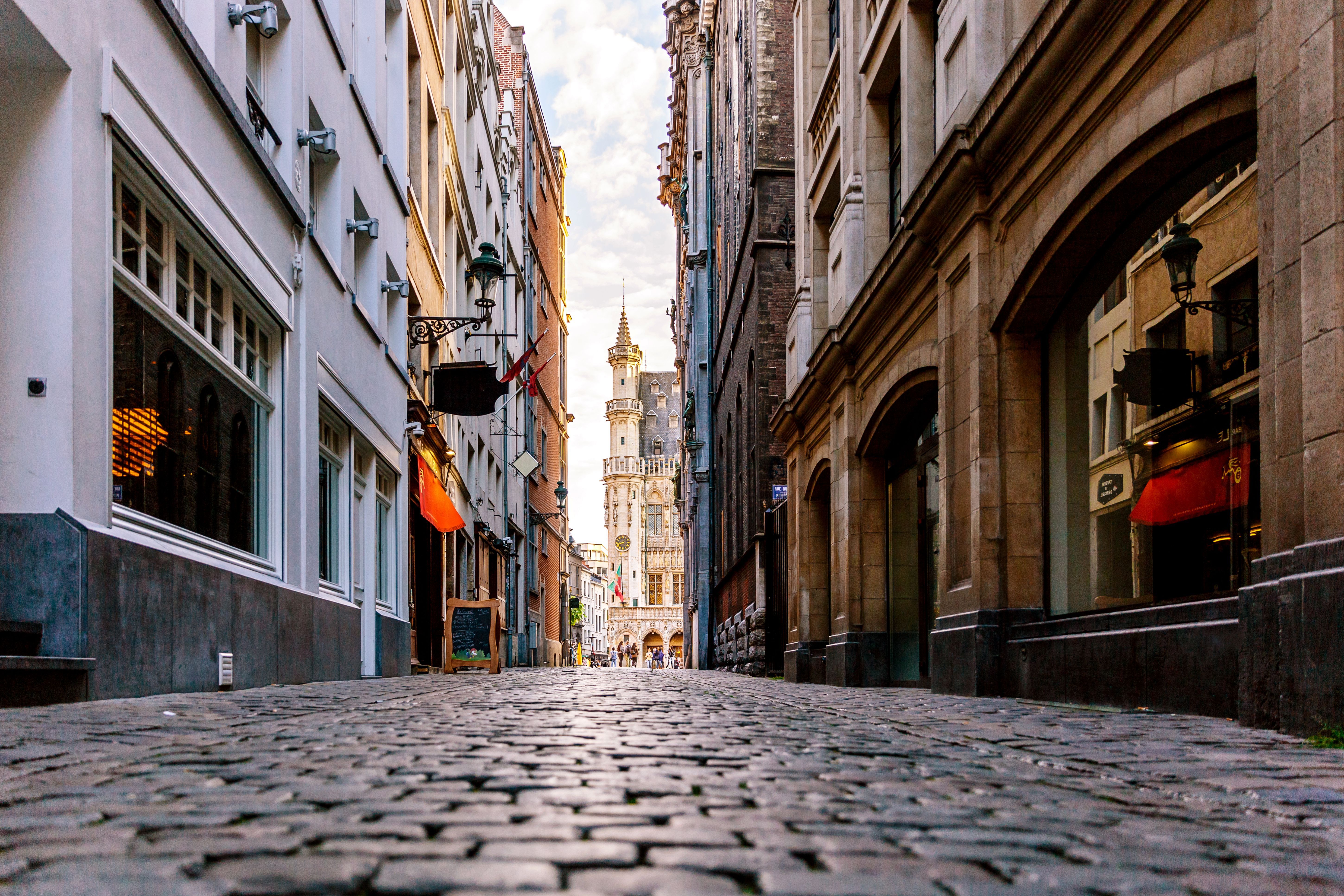 Gepflasterte Straße zum Grote Markt in Brüssel