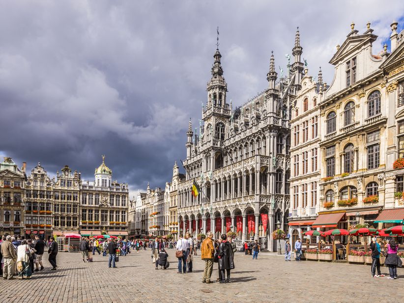 Belaufener Grote Markt in Brüssel mit Gebäuden und grauem Himmel