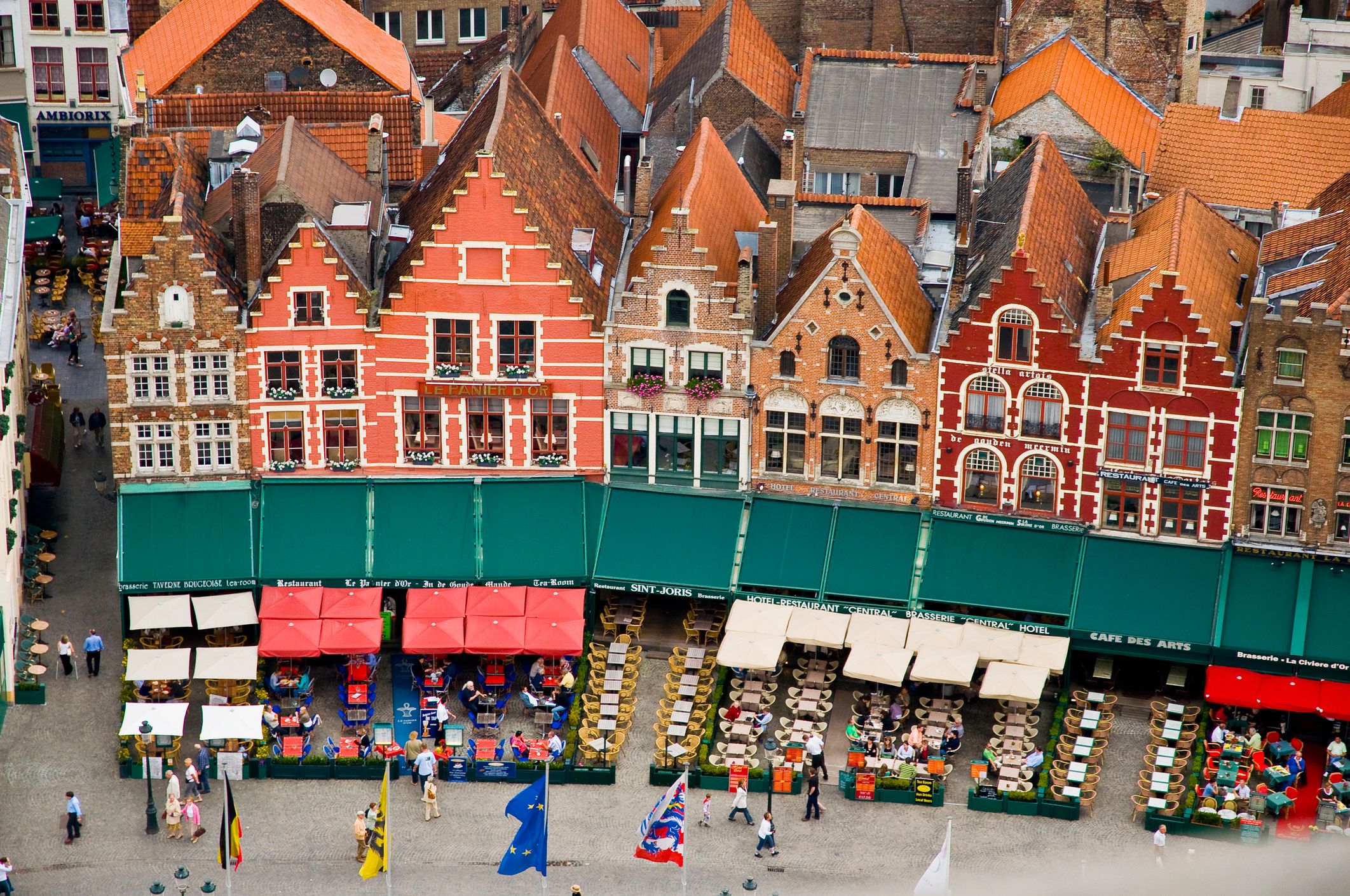 Marktplatz vor bunten Häuserfassaden in Brügge