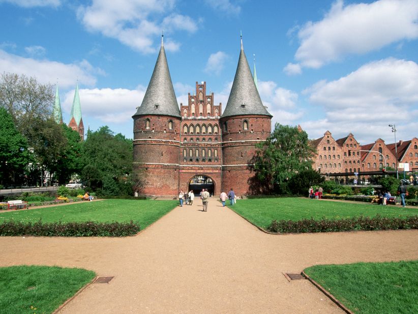 Blick auf Holstentor und Altstadt in Lübeck
