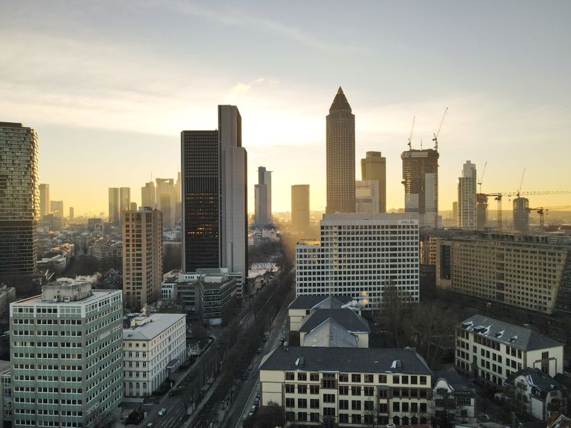 Sonnenuntergang über der modernen Skyline von Frankfurt