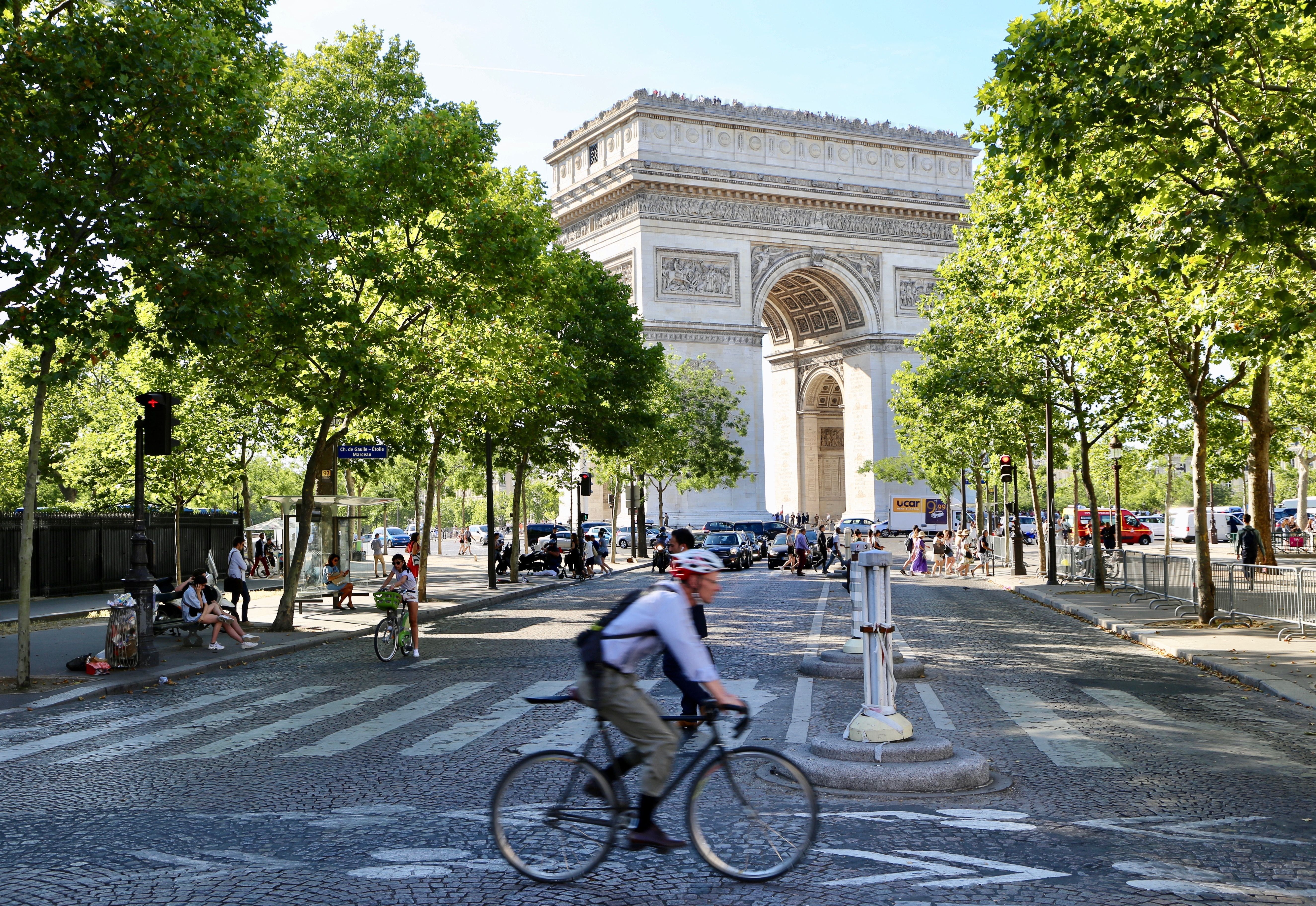 Triumphbogen in Paris mit Fahrradfahrer im Vordergrund