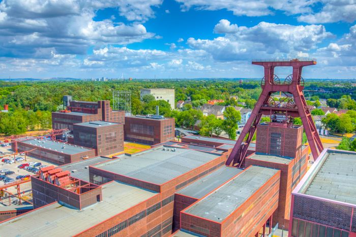 Panorama Zeche Zollverein und grünes Essen bei blauem bewölktem Himmel