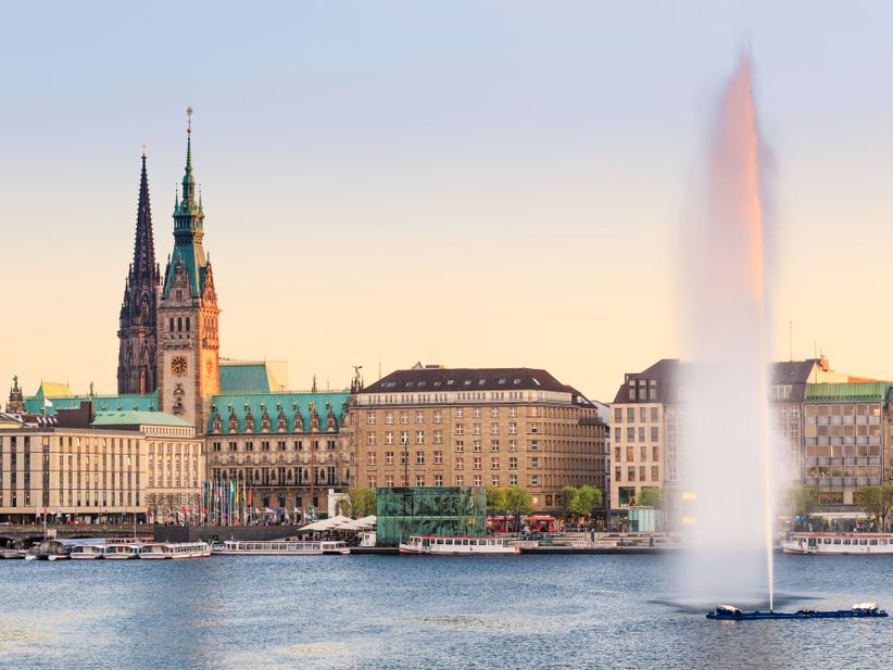 Fontäne auf der Hamburger Alster mit dem Rathaus im Hintergrund