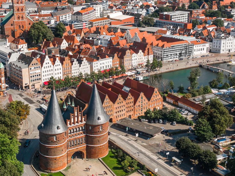 Luftaufnahme von der Altstadt und Holstentor in Lübeck