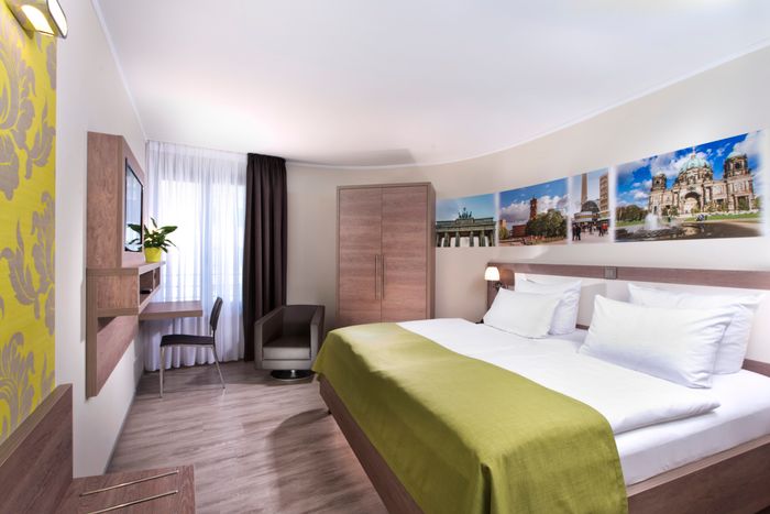 Doppelzimmer im Best Western Hotel mit Doppelbett, Schreibtisch und Schrank