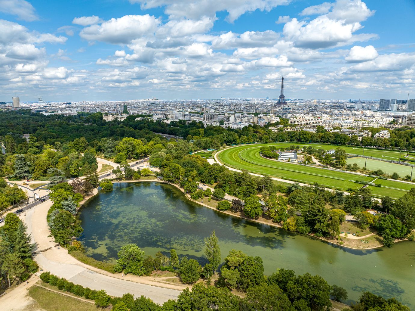Panorma Blick auf Paris und die Grünanlage Bois de Boulogne