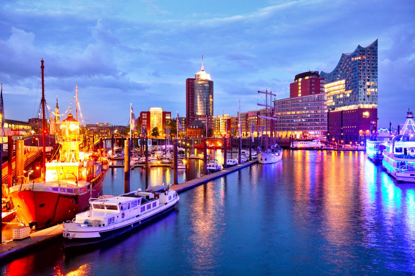 Beleuchtete Boote am Hamburger Hafen mit der Elbphilharmonie im Hintergrund