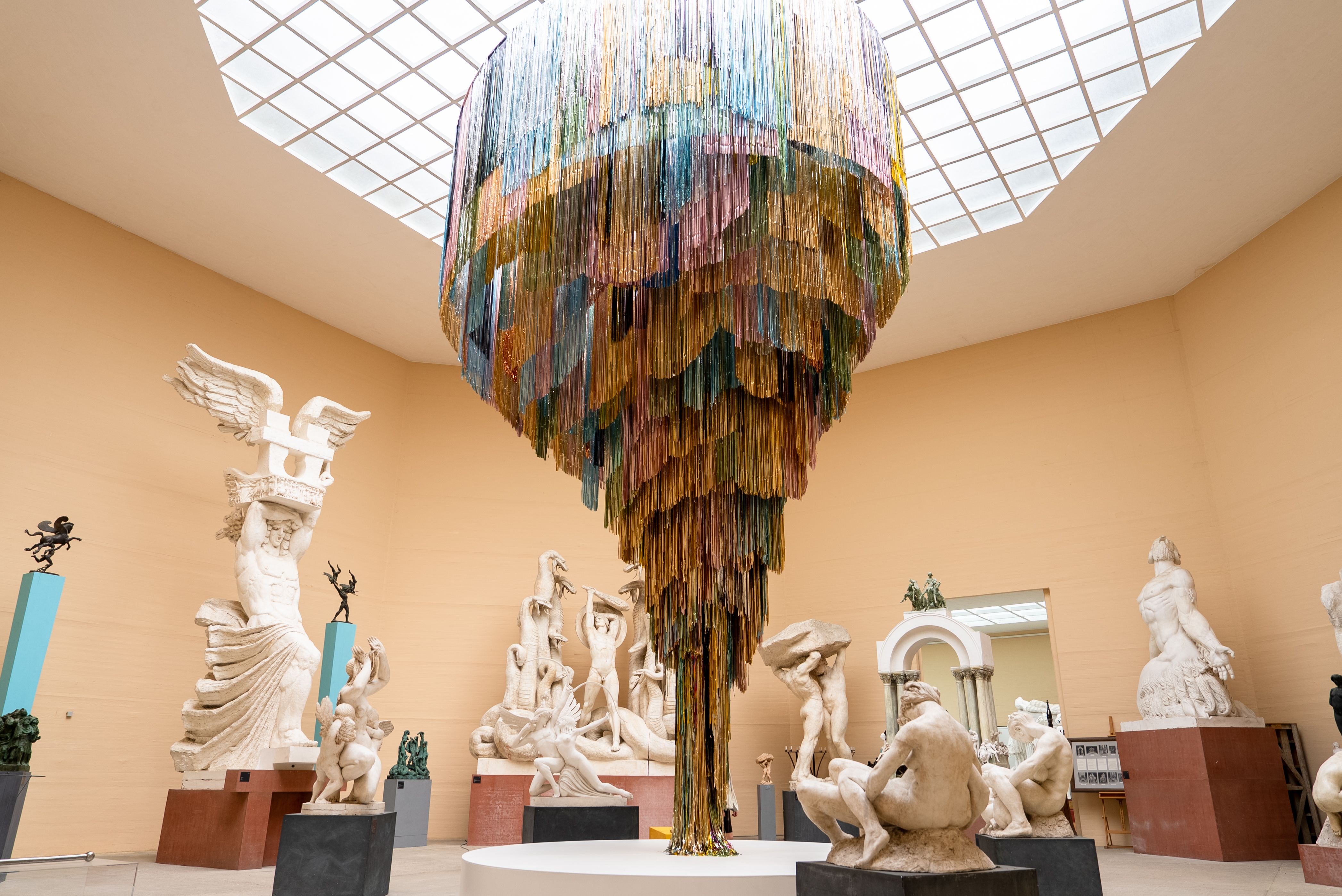 Raum mit Statuen und Kunstgegenständen im Rudolph Tegners Museum