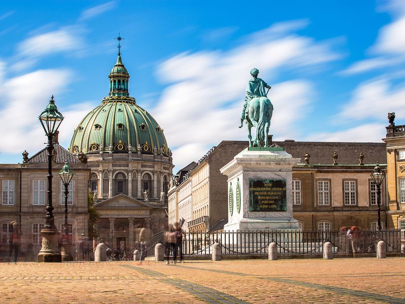 Blick auf das Reiterstandbild im Innenhof der Amalienborg in Kopenhagen