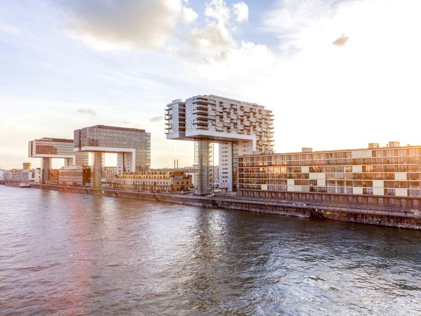 Kölner Kranhäuser am Rheinauhafen mit Rhein im Vordergrund