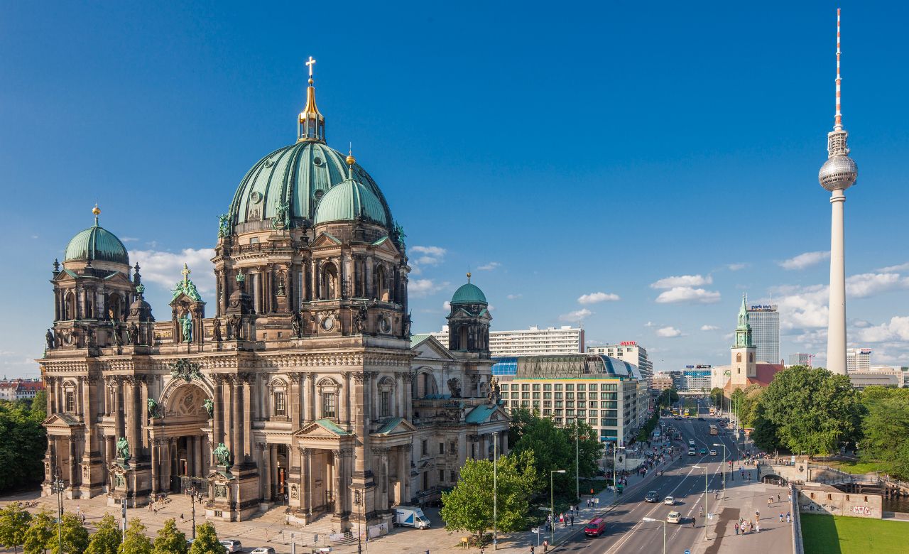 Berliner Dom und Fernsehturm bei blauem Himmel aus der Vogelperspektive