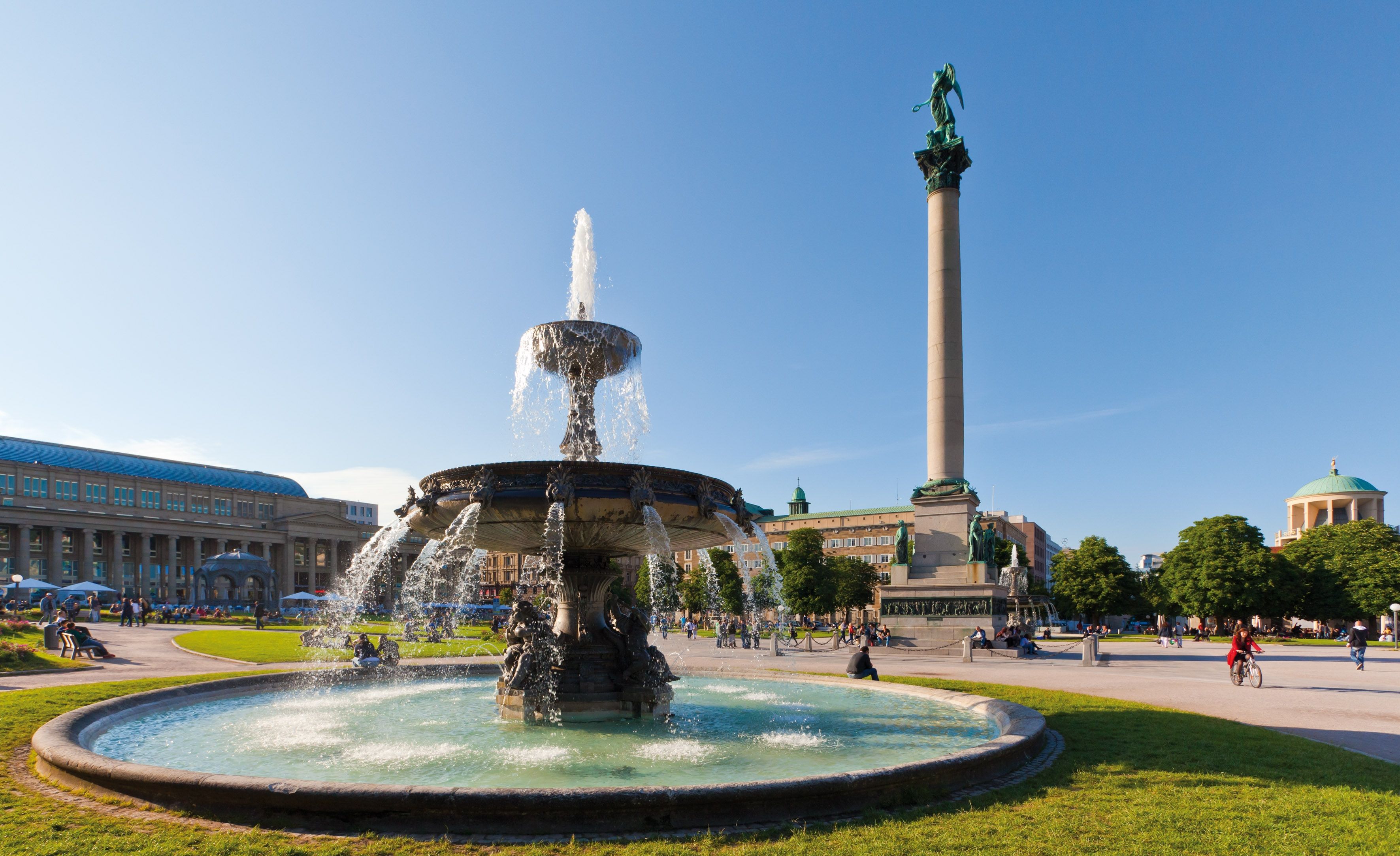 Schlossplatz mit Brunnen in Stuttgart