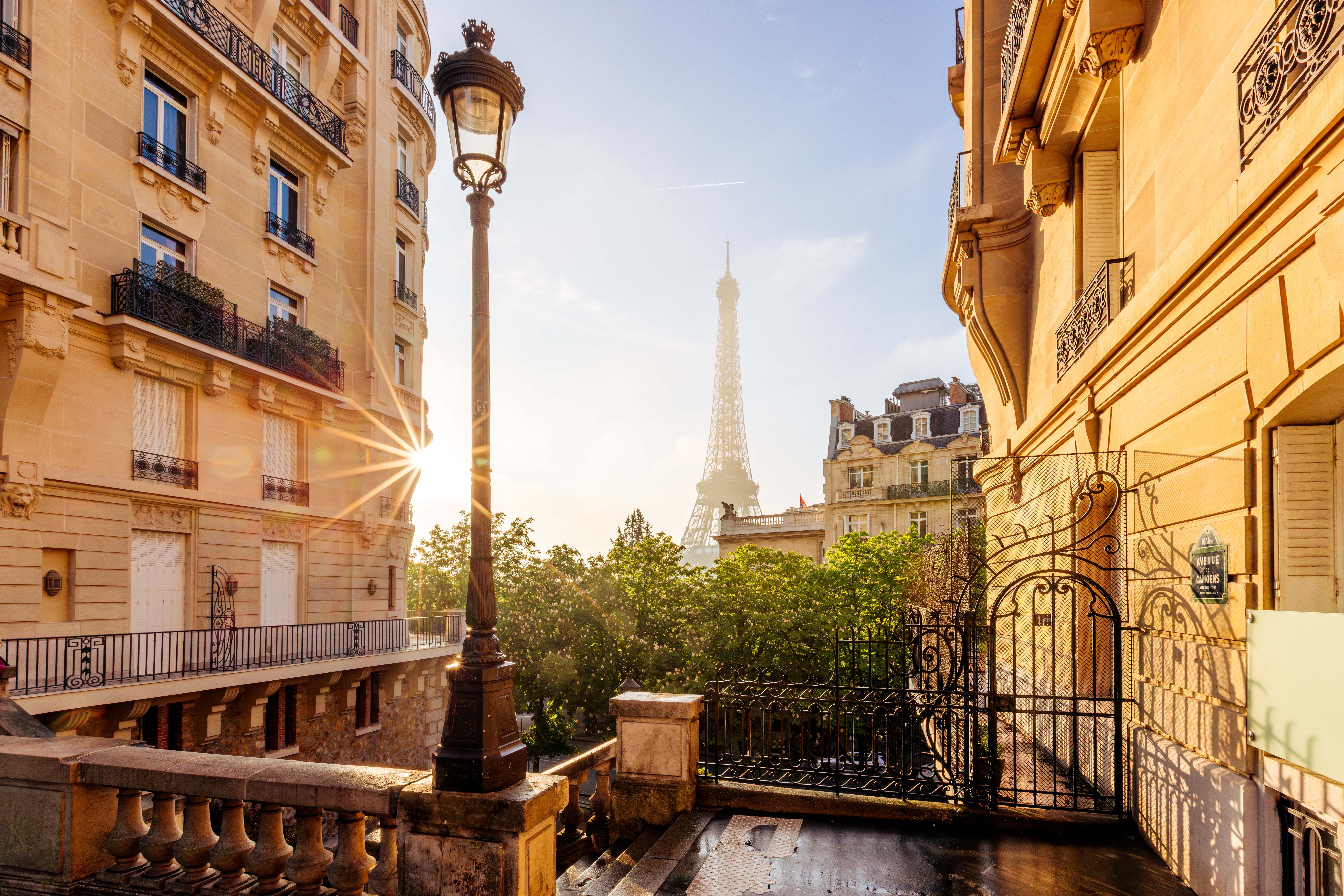Blick auf den Eiffelturm bei Sonnenaufgang inmitten der Altstadt von Paris