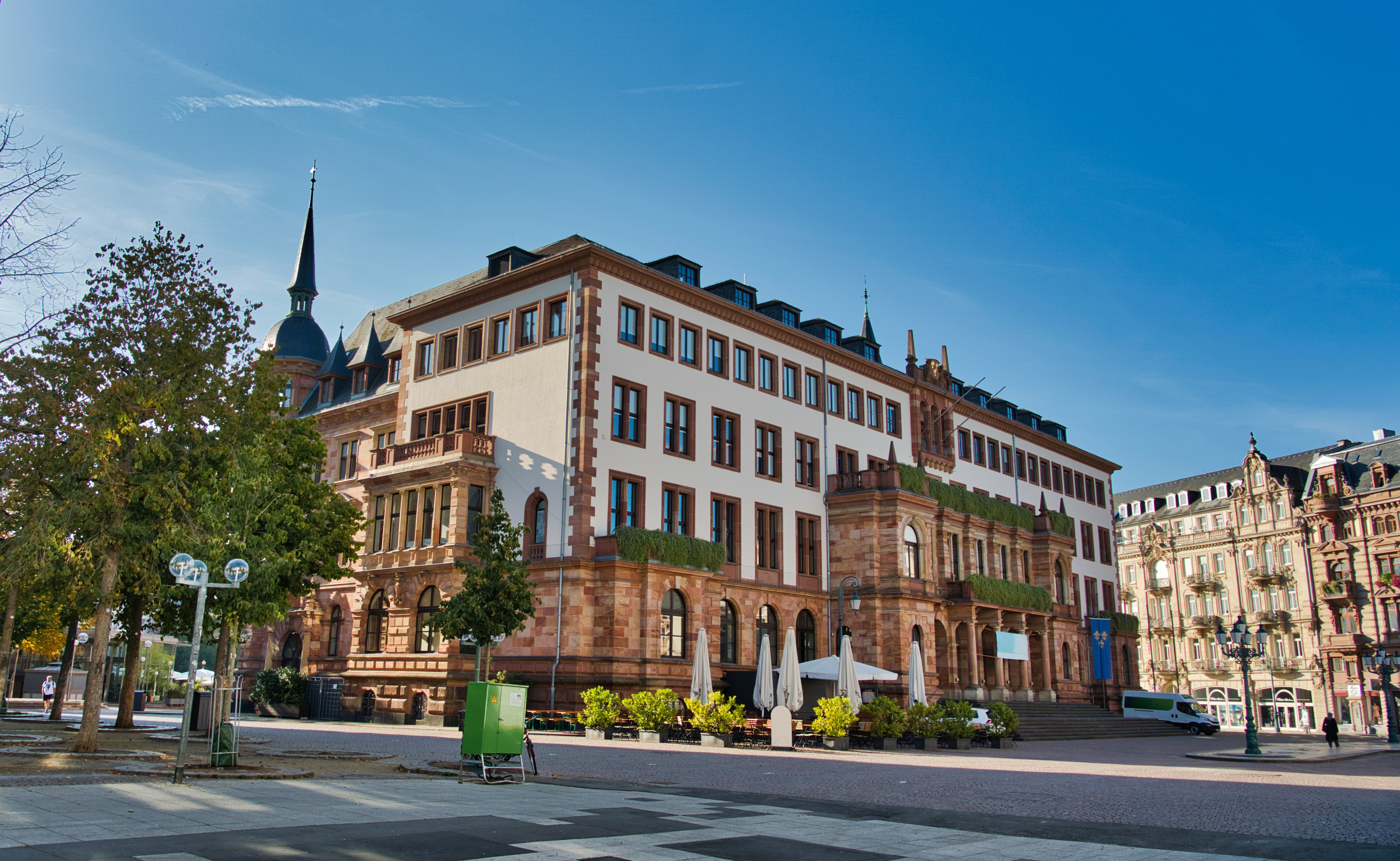 Neues Rathaus mit Vorplatz  in Wiesbaden bei blauem Himmel
