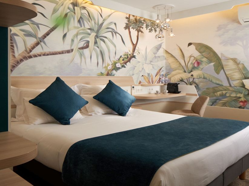 Hotelzimmer im Hotel Apolonia Paris Montmatre, Sure Hotel Collection by Best Western mit floraler Tabete und gemütlichem Flair.