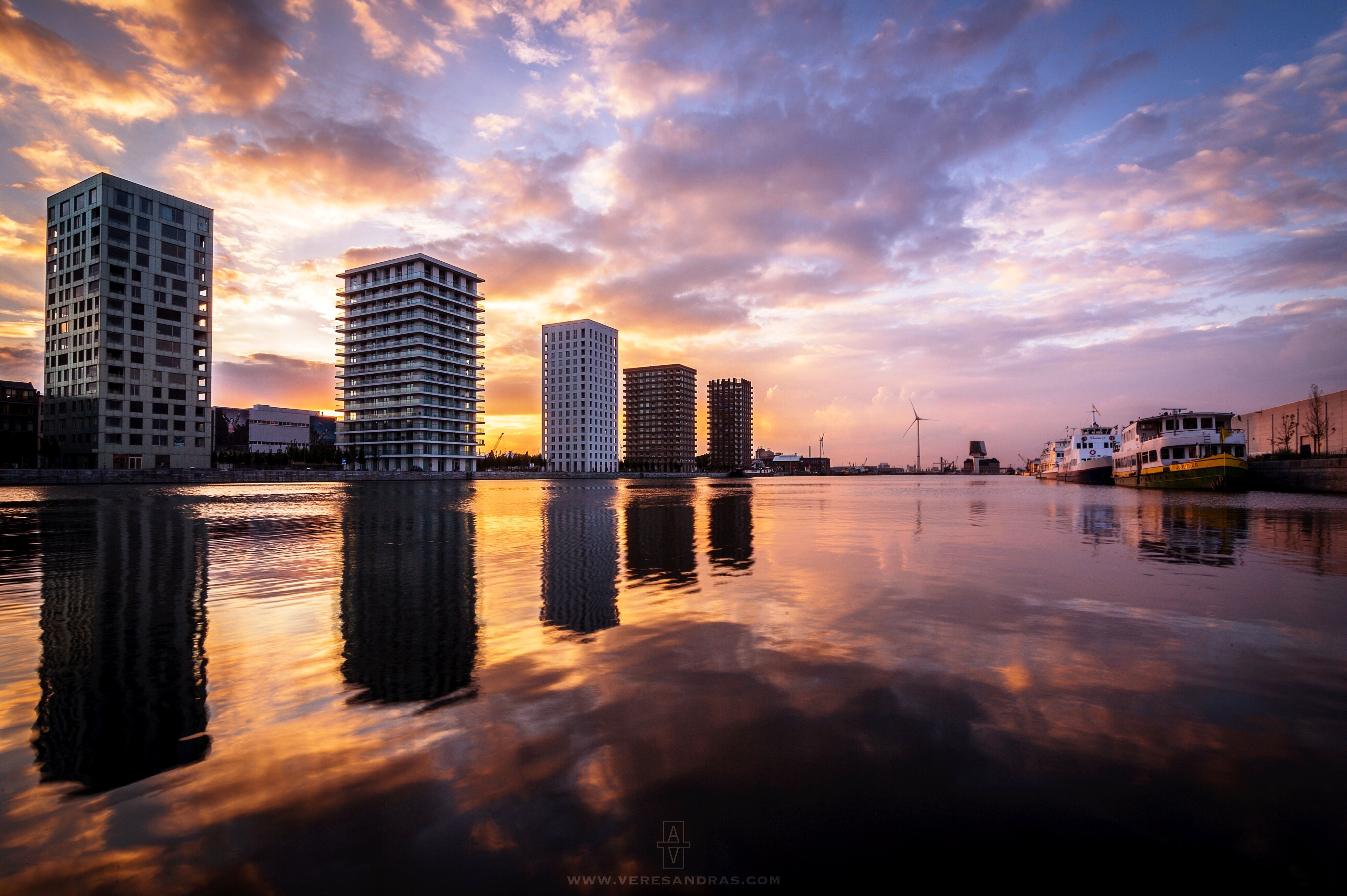 Speigelung von Hochhäusern im Kattendijkdok in Antwerpen bei rosa Sonnenuntergang