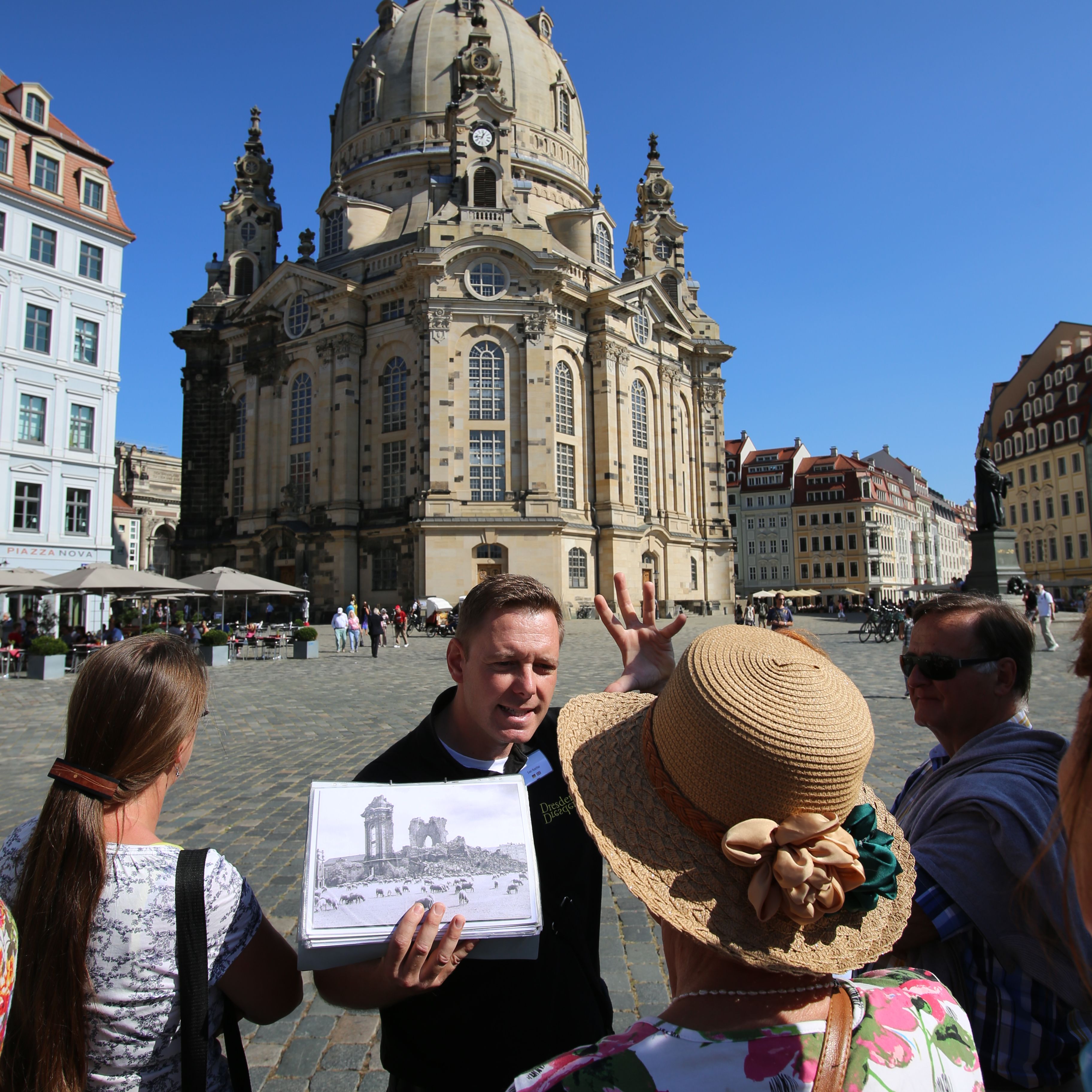 Stadtführer erklärt die Geschichte der Dresdener Frauenkirche