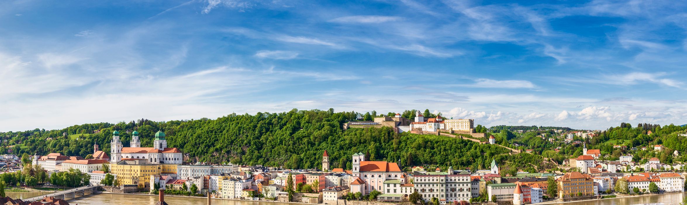 Blick auf Passau im Sommer. 