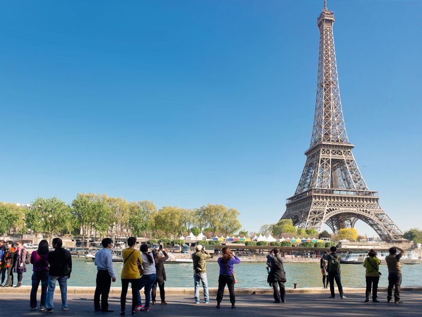 Besucher vor deim Eiffelturm in Paris