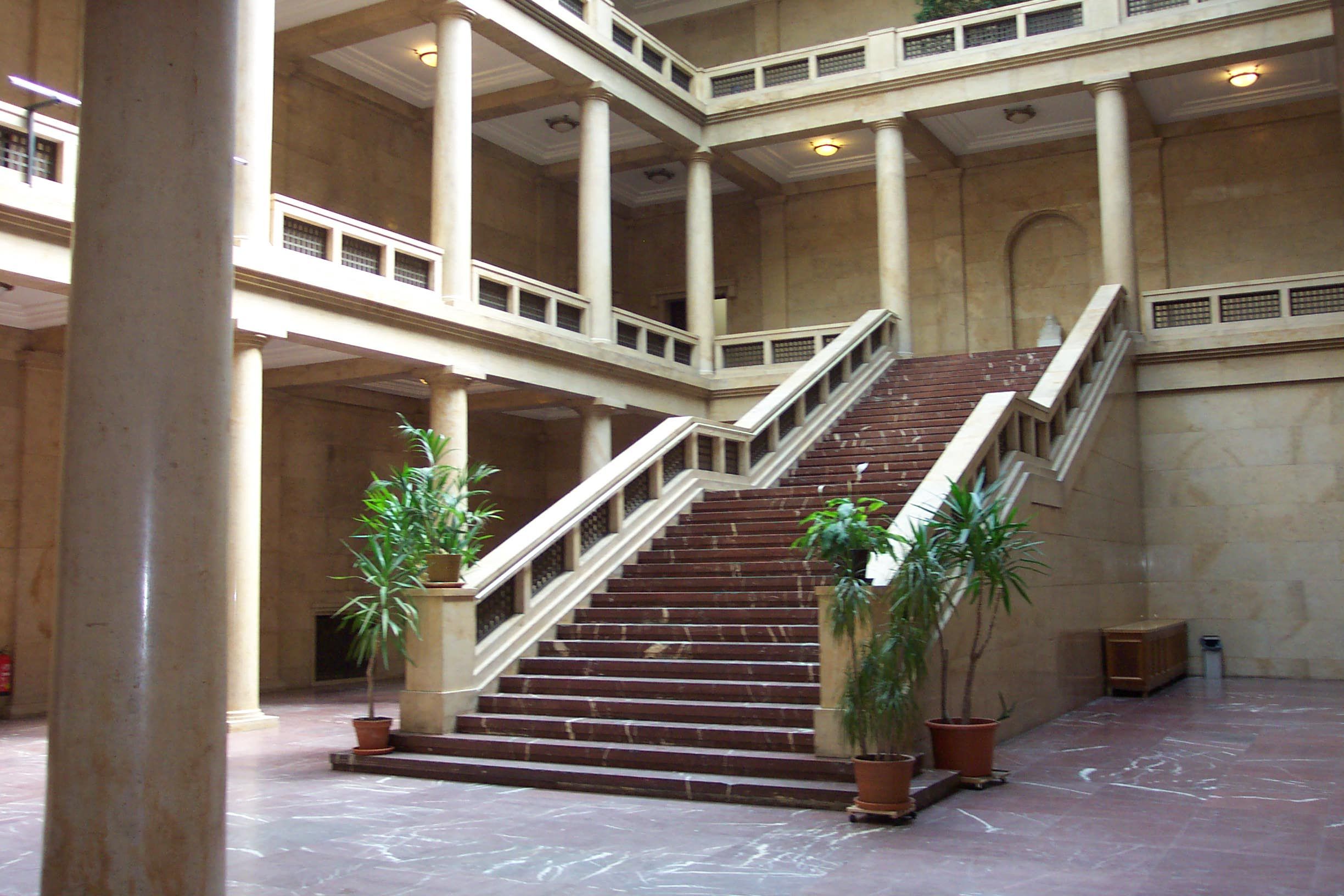 Das Bild zeigt das Treppenhaus im ehemaligen Gebäude des Reichsluftfahrtministeriums in Berlin, das heute das Bundesfinanzministerium beherbergt.