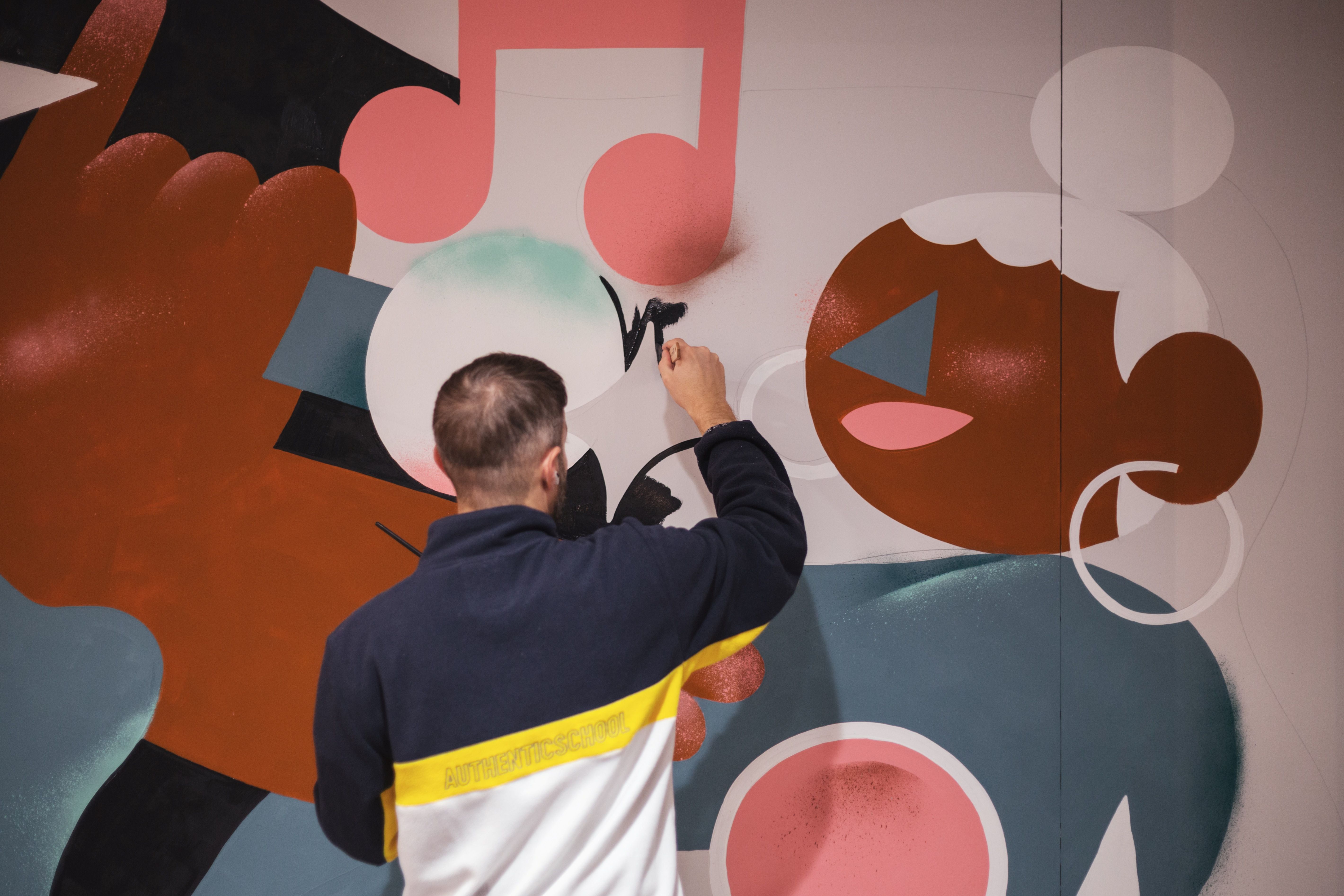 Live Painting: Künstler Krashkid bei der Arbeit an einem Mural im Hotel the niu Flash, Berlin