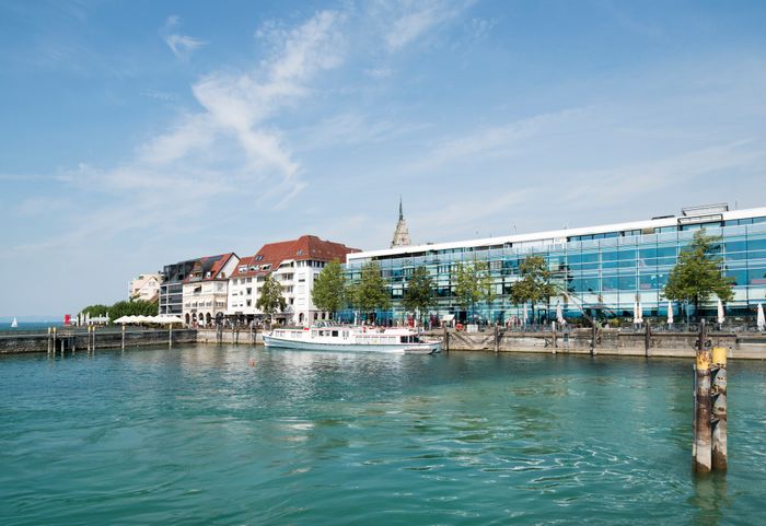 Blick vom türkisenen Wasser auf das Medienhaus